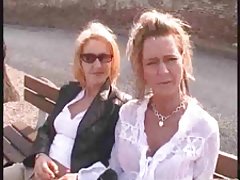 Bionda per la prima volta provano a fare sesso lesbico nel letto