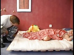 Il biondo aprì le gambe baabe e leccano la figa sexy infermiera