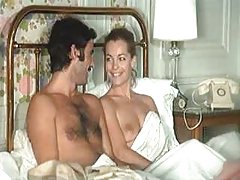 Scura la bellezza chiesto di spogliarsi e mostrare come lei si masturba la figa