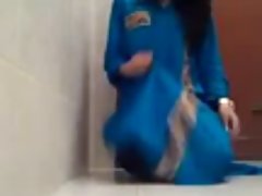 Giovane ceco per il casting ha mostrato super tette e strofinando la figa