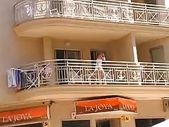 Bionda nuda con le tette grosse di posare il corpo