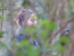 Passaggio a piedi e allo stesso tempo si schiarì la canna fumaria ragazze