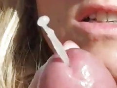Nuda dalle tette grosse trim ottiene un fantastico orgasmo direttamente in aereo