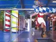 Ragazze in uniforme in scena di un'orgia in un club