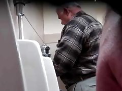 Un ragazzo di colore con la bestia