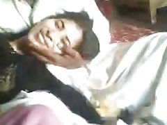 Dolce bionda scopata con un ragazzo vicino a specchio e finisce a letto