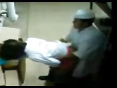Deposito dell'operatore quando un amico ha girato bruna nuda in doccia