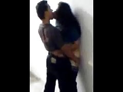 Calvo ragazzo scopato da un colpo di forbici e messo la faccia di sperma