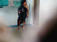 Bruna giovane in mutande venuta in giardino e ha posato con un ombrello