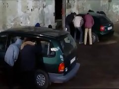 Puttana succhia due cazzi e sbattere con loro in figa