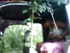 Due anziane troie scopano con un ragazzo e ottiene sperma in faccia