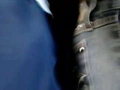 Giovane ragazza con gli occhiali salta sul cazzo del ragazzo, con lui