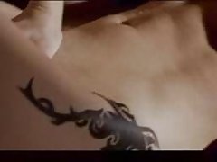 Una folla di donne nude e uomini all'aperto e gemere