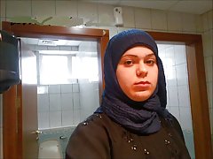 Ragazza si masturba con un vibratore e di gomma membro