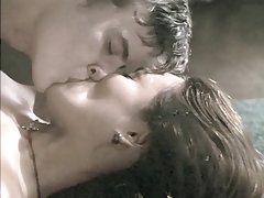 Dalle tette grosse con esperienza slut gode di un giovane membro nella figa