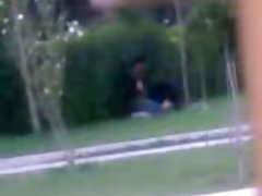 Bella ragazza fatta con il suo amico sul divano
