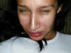 Allevia la ragazza sulla macchina fotografica e scopa