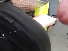 Un poliziotto intrattenuto asiatica bastone