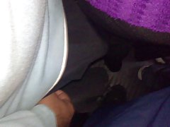 Ragazza fantino con la sigaretta in bocca e addosso uno strap-on scopata nel culo di un uomo