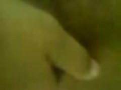 Giovani donne in acqua ricevono orgasmi vibratore