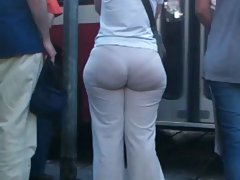 Il ragazzo aiuta la ragazza a pulire il camino