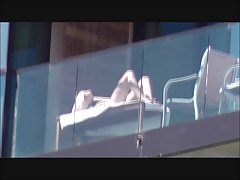 Bella ragazza asiatica si conclude con un ragazzo di
