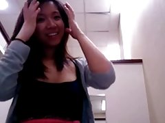 Ragazza si masturba stesso spazzolino da denti