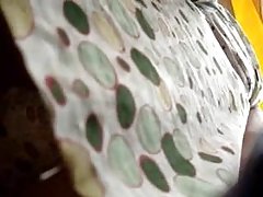 Prima del sesso ragazza cums da vibratore e cunnilingus sul pavimento