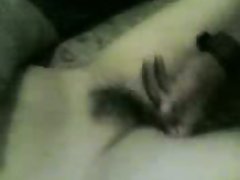 Una ragazza in pantaloni di pelle ha ricevuto bondage sul posto di lavoro