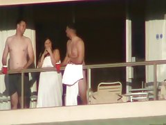 Le donne nude faranno vicenda massaggio erotico sul divano
