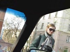 Bruce ha messo una donna sul bordo del divano e violentata nella figa un grosso cazzo
