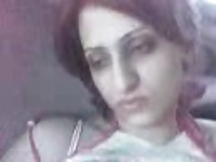 Due belle ragazze si eccita con la figa e si lavano le loro linguette