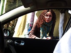 Infila le mutandine nella figa durante la masturbazione