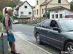 Bruna ragazza piena in bocca con figa e appeso per i piedi