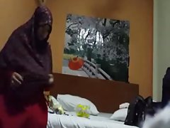 Umiliato masochista ottiene strapon nel culo