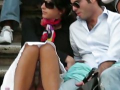 Dalle tette grosse bionda si pone in atteggiamento di rondini e scopa con ragazzo