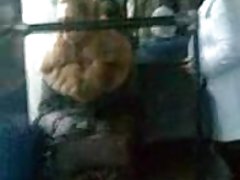 Ragazza russa con il rosso appeso alla vita cessa durante il sesso con un ragazzo