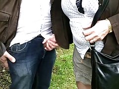 Giovane ragazza scopata da più uomini e danno succhiare un cazzo