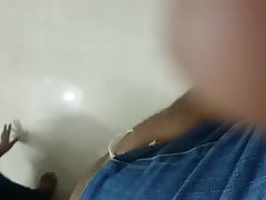 Giovane ragazza dalla noia fatta con la guardia del corpo e