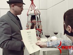 Sexy lesbiche si rilassano e si lavano a vicenda
