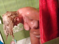 Le ragazze vanno a piedi e mostrano a vicenda rasate