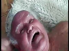 Bionda utilizza vibratori per seghe