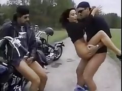 Chica si masturba e infila nella figa bottiglia