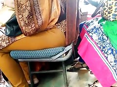 Sposa carino lesbica scopa con la sarta