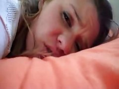 Slim studentessa a fare la pipì nel water e andò a masturbarsi figa