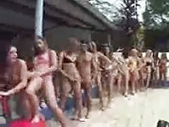 Bella ragazza mostra la sua figa e rivolta verso l'esterno