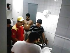 Uomo scopato culo lesbiche e dato mangiare sperma