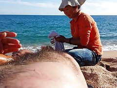 Dominante lesbica sculaccia la sua schiava e la fa leccare