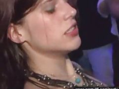 Ragazzo lecca il clitoride, in una pausa di sesso buchi