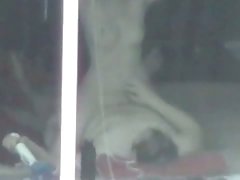 Spogliarello del procace baba, che spalma tette gelato